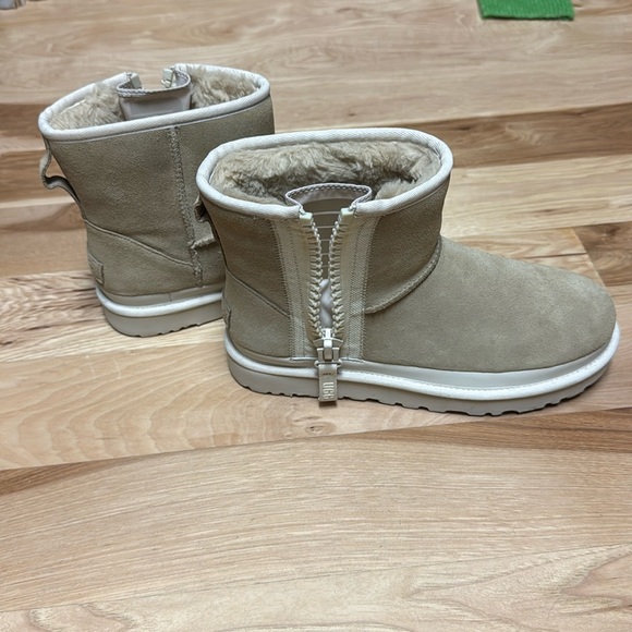 Ugg Boots - Picture 1 of 5